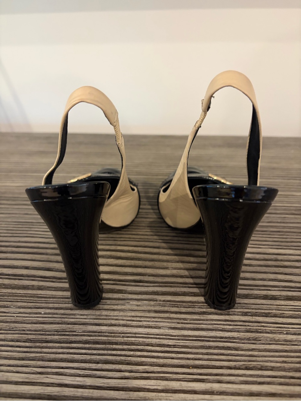 Tory Burch Black and Cream Patent Leather Slingback Heels with Gold Logo - Picture 5 of 5